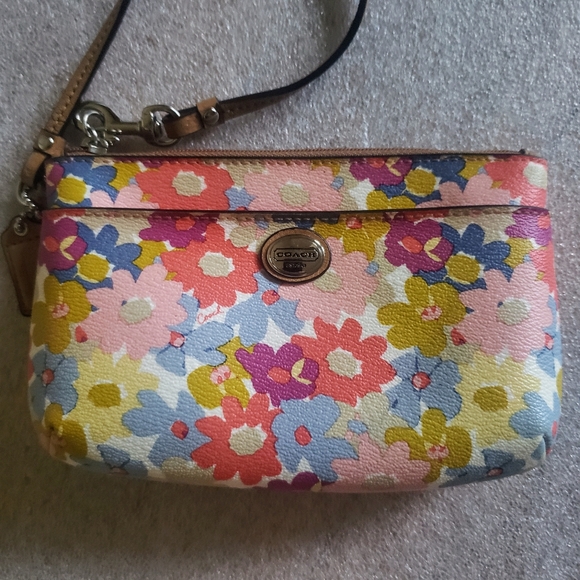 LOW START Coach Peyton Floral Medium Wristlet - Picture 3 of 14